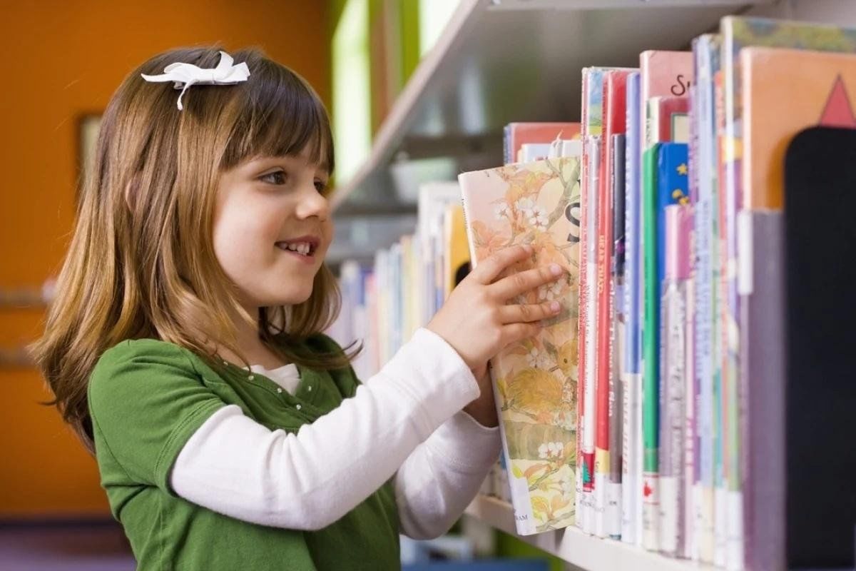 Children books buy. Покупатели в книжном магазине. Стопка книг для детей. Children books buy. Children books buy.