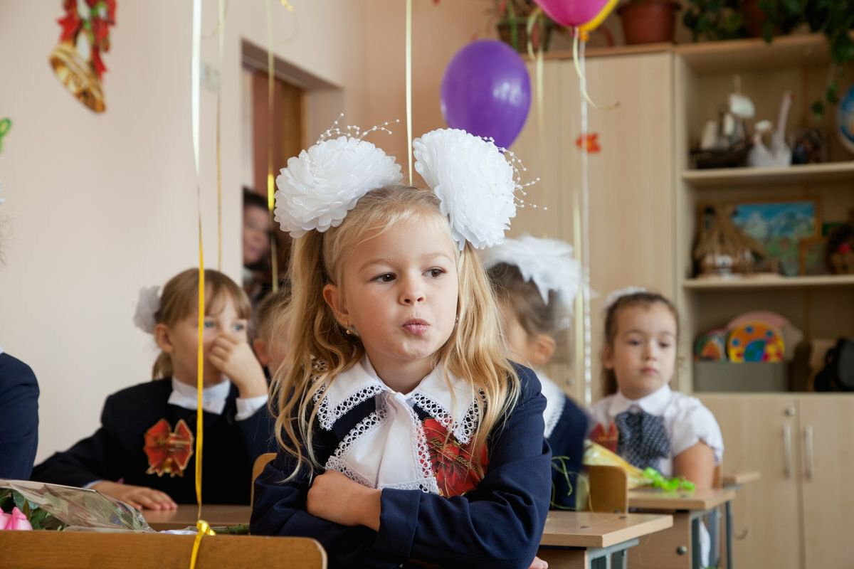 Люди з первый класс. Первоклашки. Первоклассница. Фотосессия первоклассника. Первоклассники в классе.