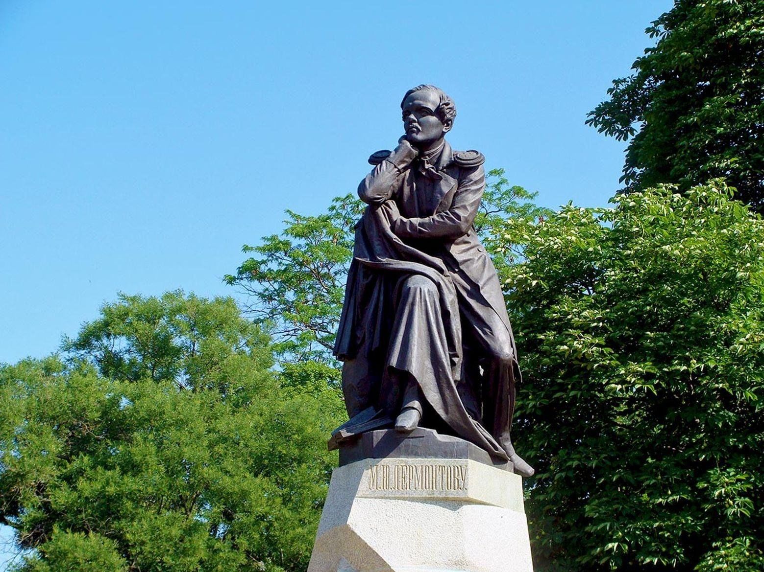 Экскурсия лермонтова. Памятник Лермонтова Пятигорск. Памятник м ю Лермонтову в Пятигорске. Памятник МЮ Лермонтову в Пятигорске. Кавказ Пятигорск Лермонтов.