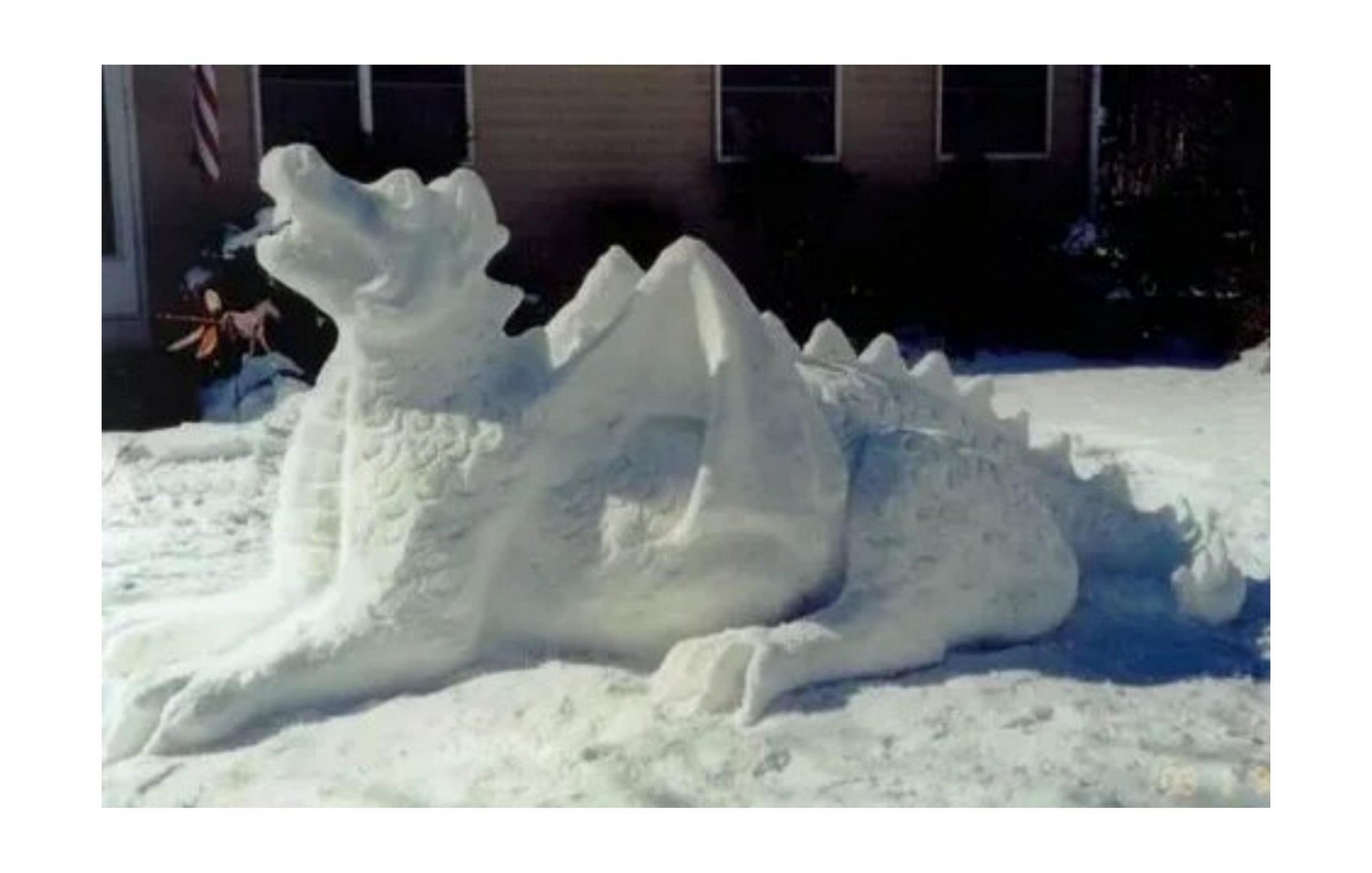 Голова дракона на снегу. Снежная фигура дракон. Скульптура дракона из снега. Фигура дракона из снега. Динозавры снежные фигуры.