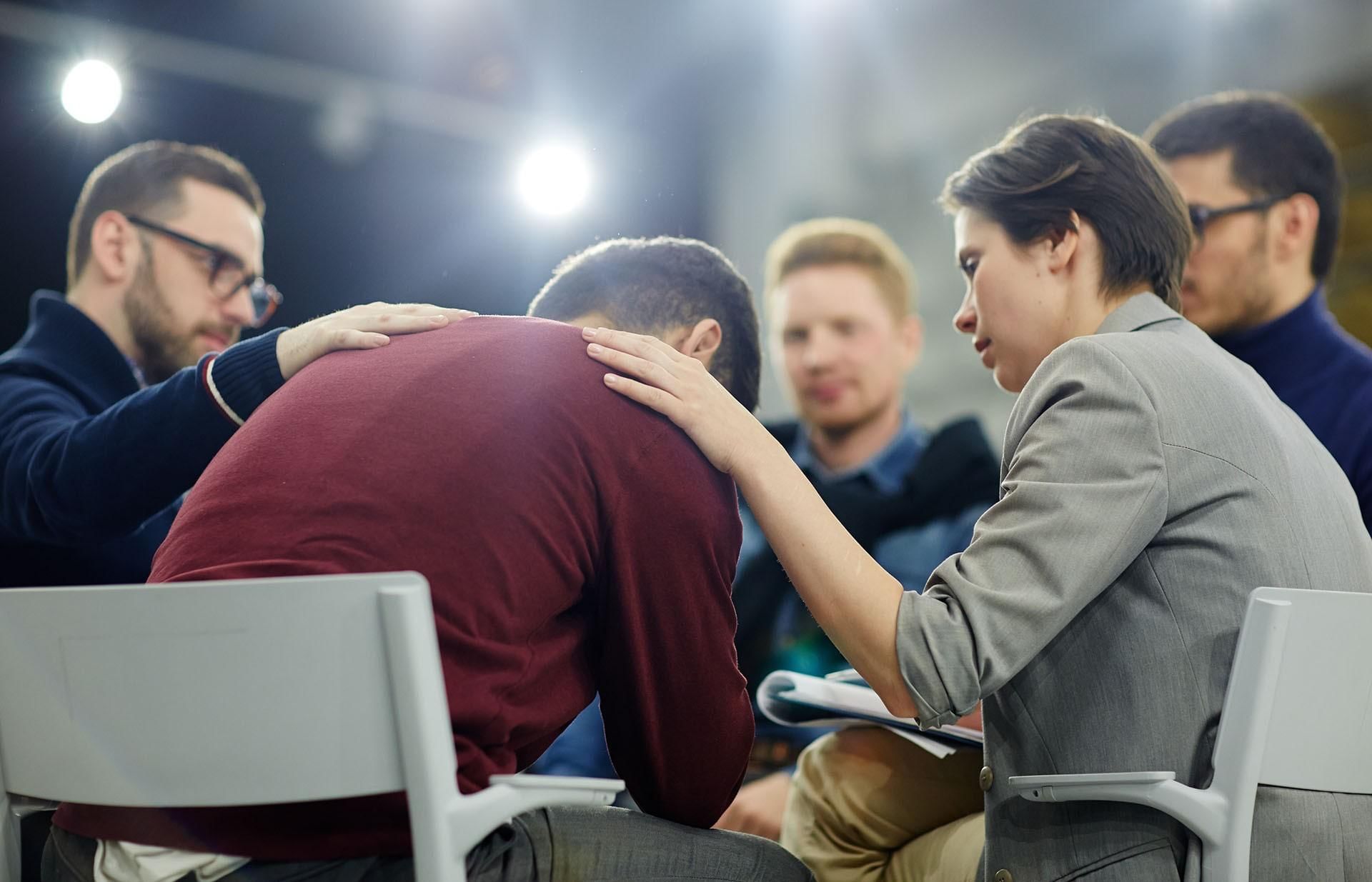 Best helping. Поддержка в сложной ситуации. Люди в сложной жизненной ситуации. Психологическая помощь. Психология фотографии.