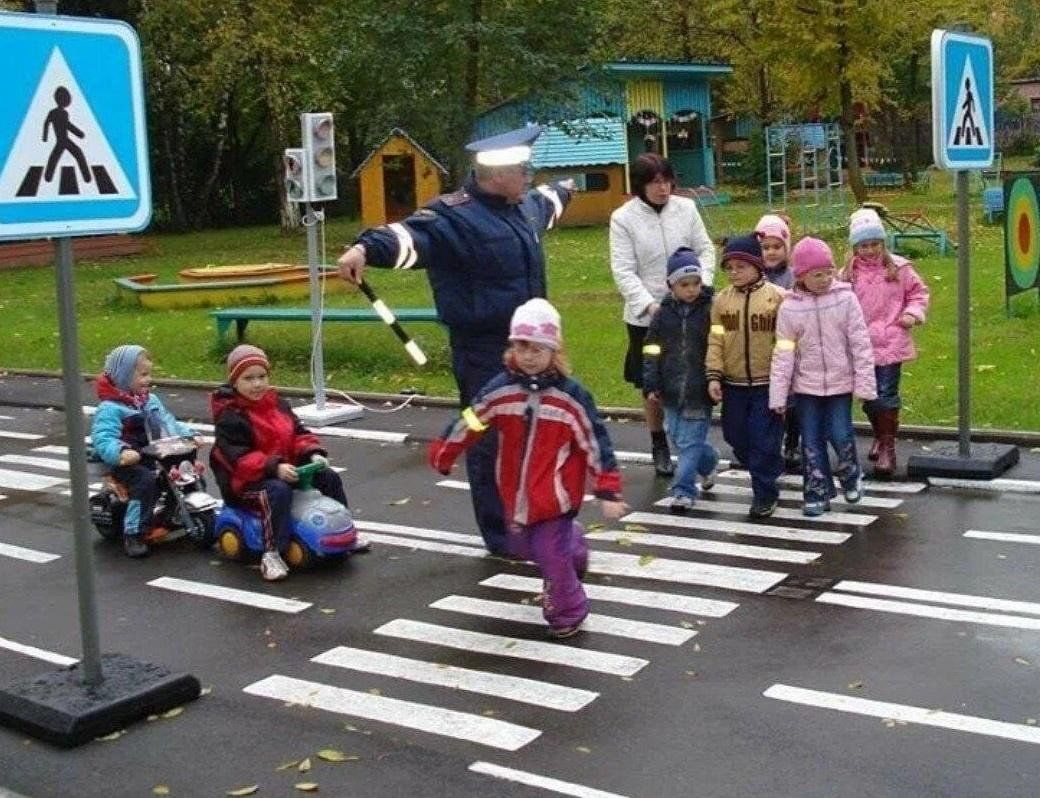 Пдд группа детей. Изучаем ПДД В детском саду. ПДД фотографии. Фото ПДД для школьников. ПДД фото для детей.