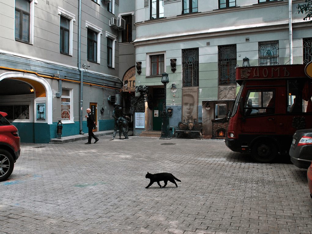 Двор музея-театра «Булгаковский дом» на Большой Садовой, 10, Москва. Фотография: lana1501 / фотобанк «Лори»