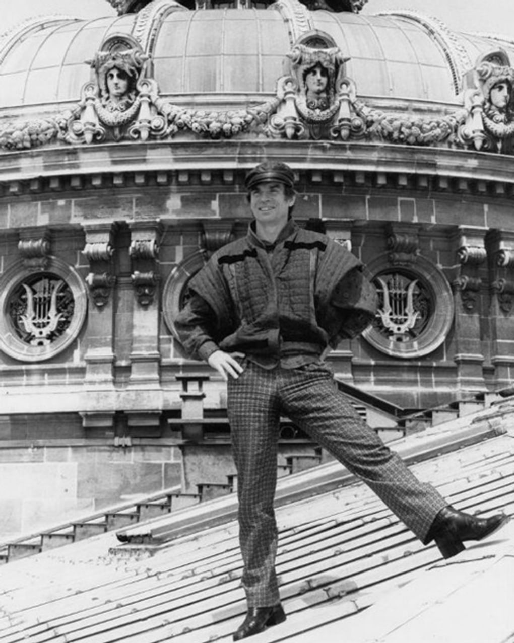 Рудольф Нуреев на крыше театра Гранд-Опера, Париж, Франция. 1980-е годы. Фотография: Masson Colette / Санкт-Петербургский государственный музей театрального и музыкального искусства, Санкт-Петербург