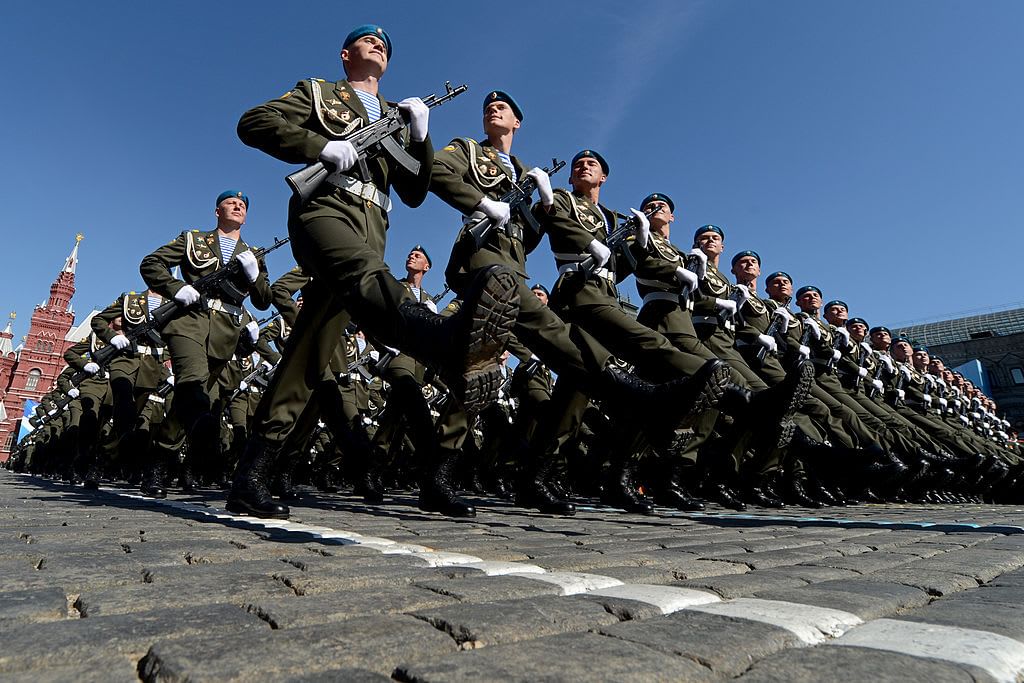 Великий шагать. Солдаты на параде. Строй солдат на параде. Российский солдат на параде. Русские солдаты на параде.