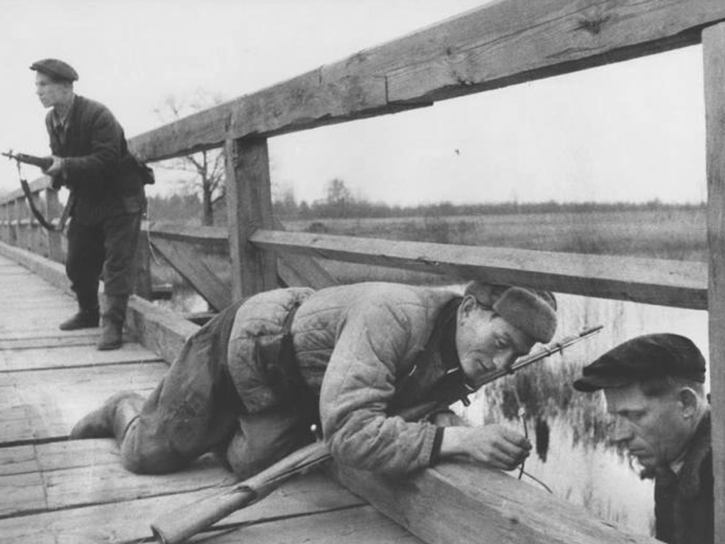 Михаил Трахман. Белорусские партизаны взрывают мост. 1943 год