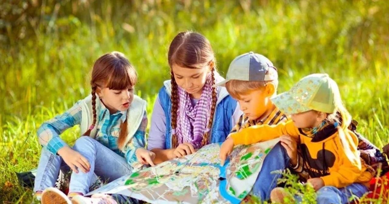 Учимся на летних каникулах. Дети и природа. Дети в походе. Дети туристы. Дети на экскурсии на природе.