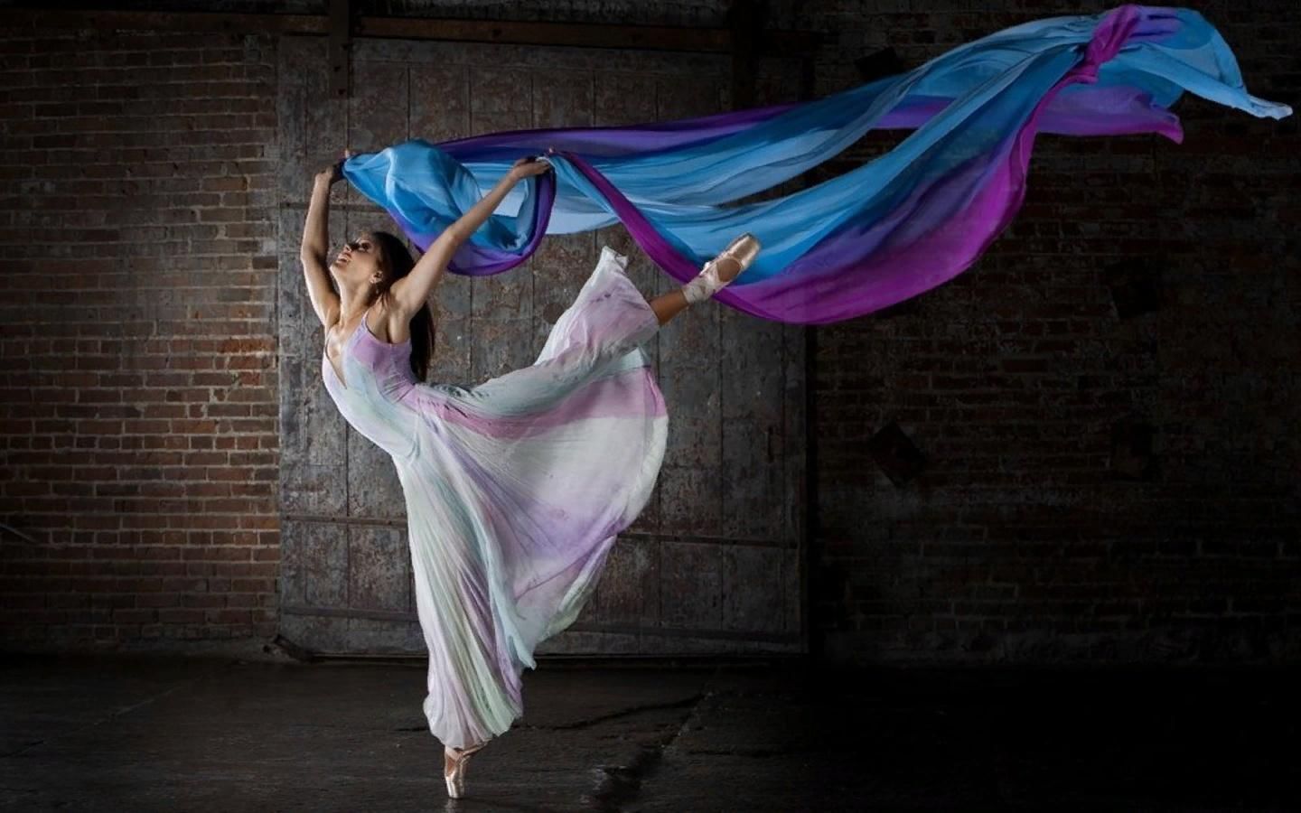 Танец про жизнь. Танцы картинки. Международный день танца. Фотосессия танец. Танец с тканью.