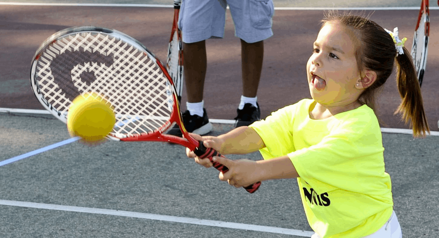 They don t play tennis. Теннис дети. Детский большой теннис. Занятием тенниса для детей. Большой теннис дети.