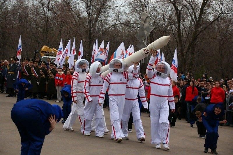 Какой праздник отмечают 3 мая. Празднование дня космонавтики. Празднования 12 апреля. Шествие на день космонавтики. День космонавтики отмечают.