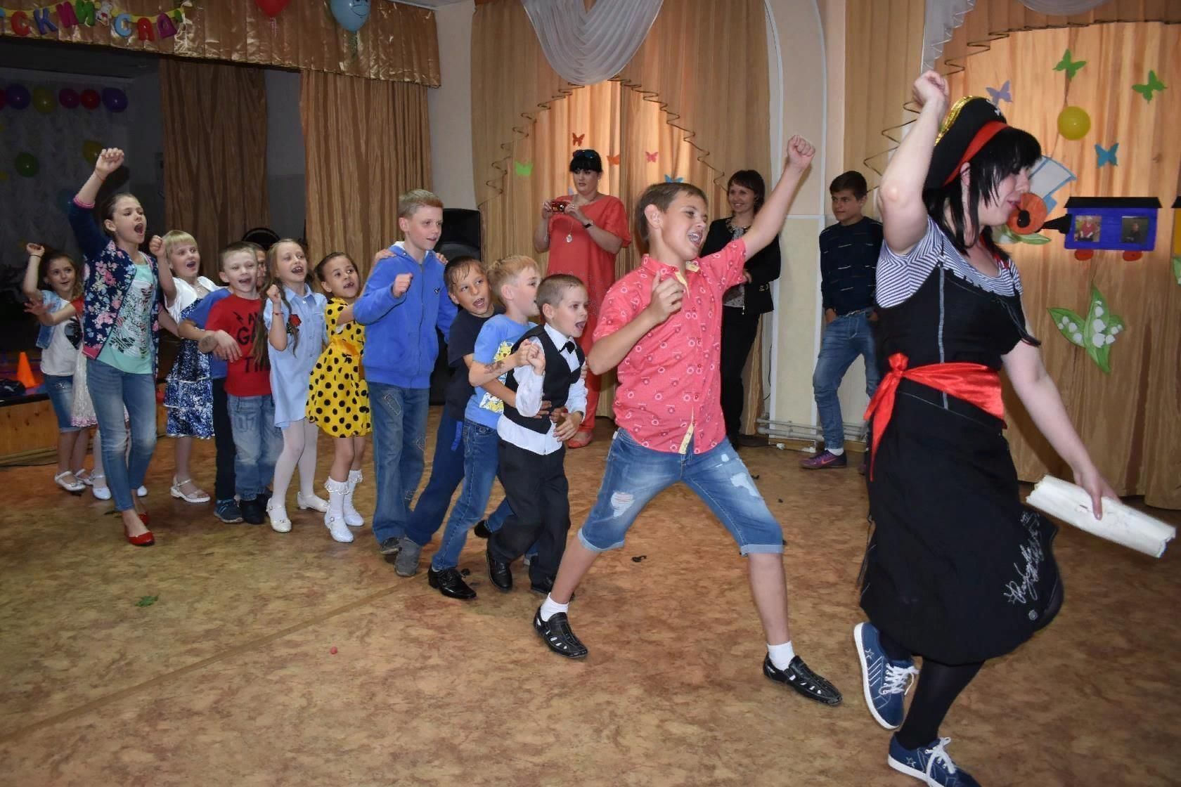 веселый задорный танец. задорный танец для начальной школы. задорный танец девочки. веселый задорный танец. танец дедушки.