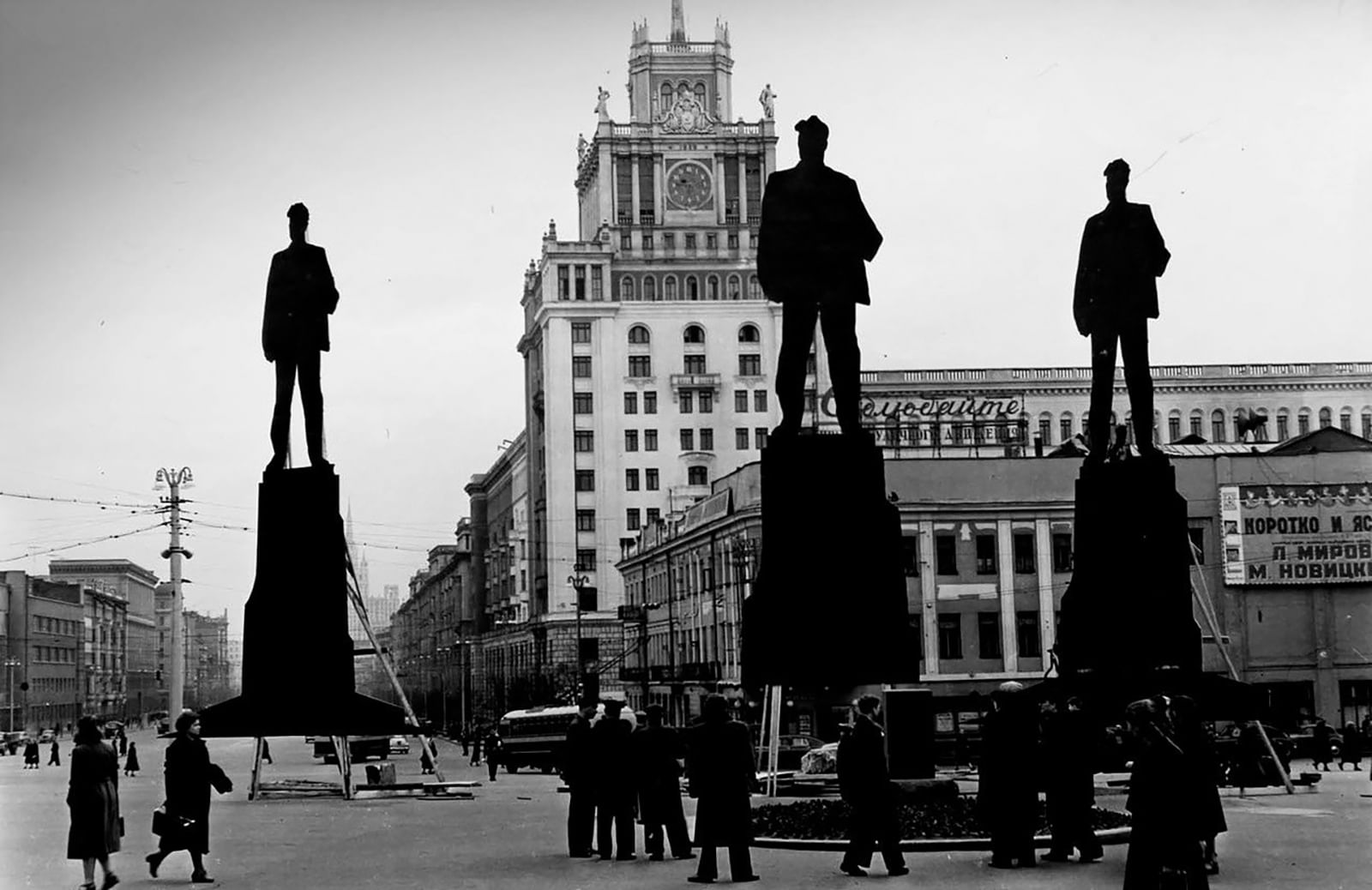 Памятник на Триумфальной площади в Москве