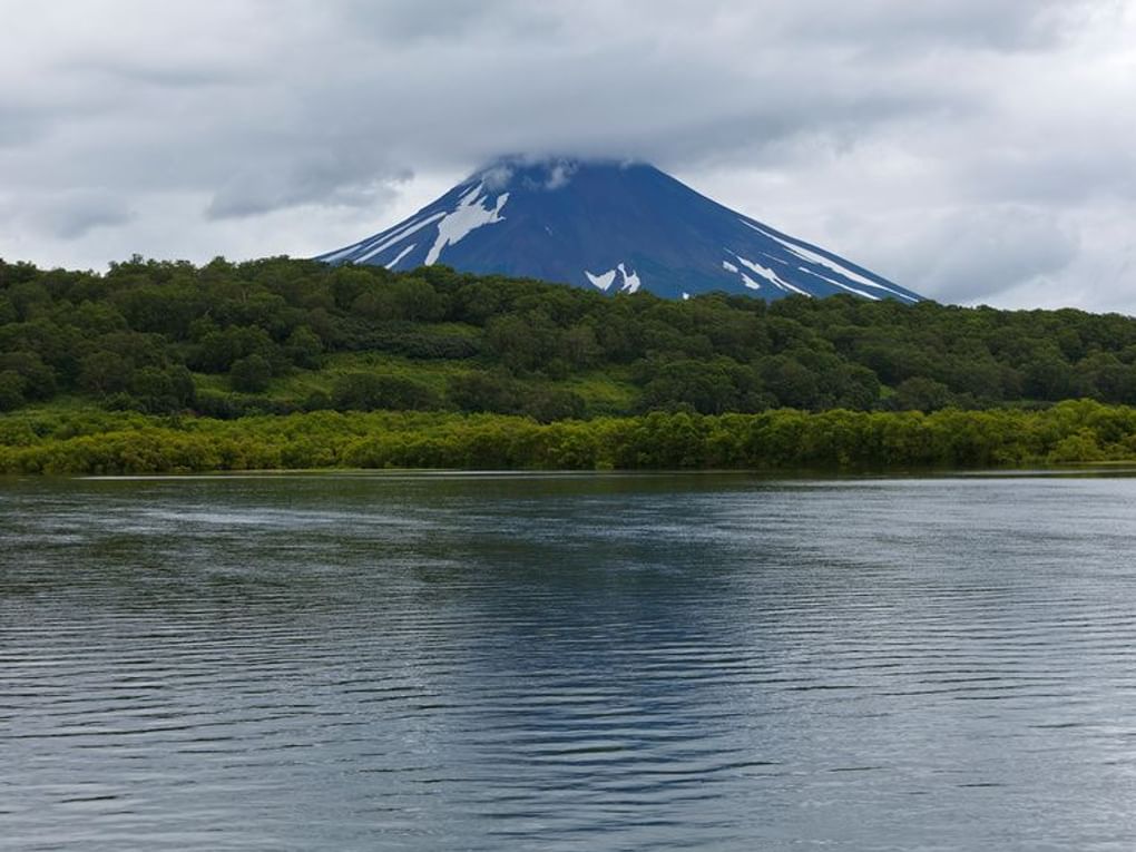 Вулкан Ильинский в облаках на берегу Курильского озера. Камчатский край. Фотография: Ольга Липунова / фотобанк «Лори»