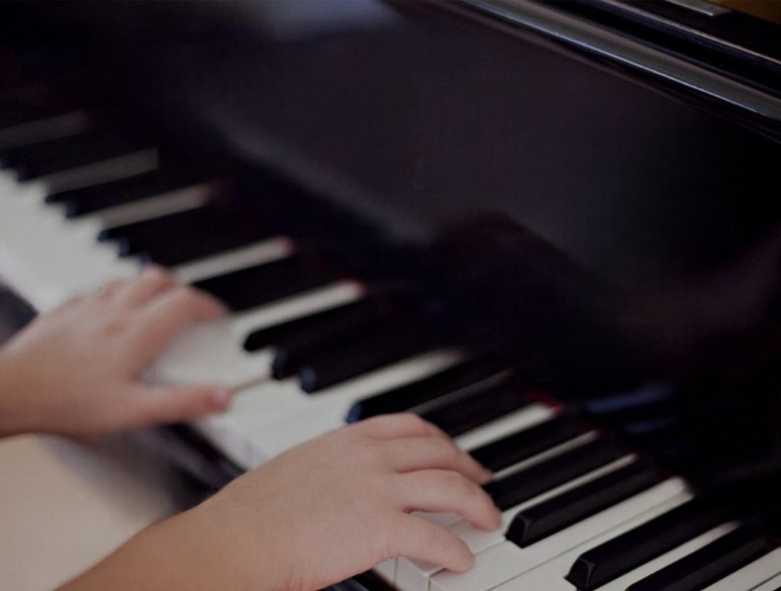 Уроки фортепиано в музыкальной школе. Уроки фортепиано для взрослых. Начинающий урок по фортепиано. Уроки фортепиано для начинающих взрослых. Уроки фортепиано для начинающих взрослых Саратов.