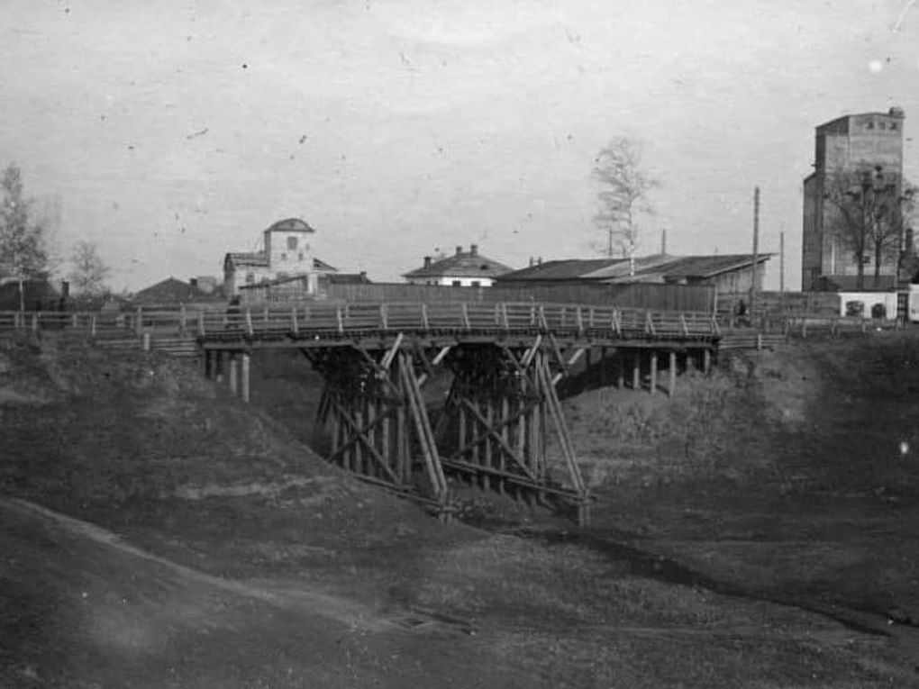 Мост и элеватор. Город Молога, Ярославская область. 1930-е годы. Фотография: Евгений Пирожков / Рыбинский государственный историко-архитектурный и художественный музей-заповедник, Рыбинск