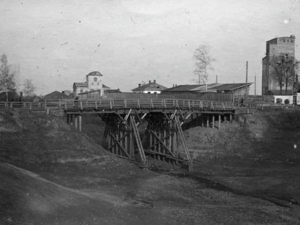 Мост и элеватор. Город Молога, Ярославская область. 1930-е годы. Фотография: Евгений Пирожков / Рыбинский государственный историко-архитектурный и художественный музей-заповедник, Рыбинск