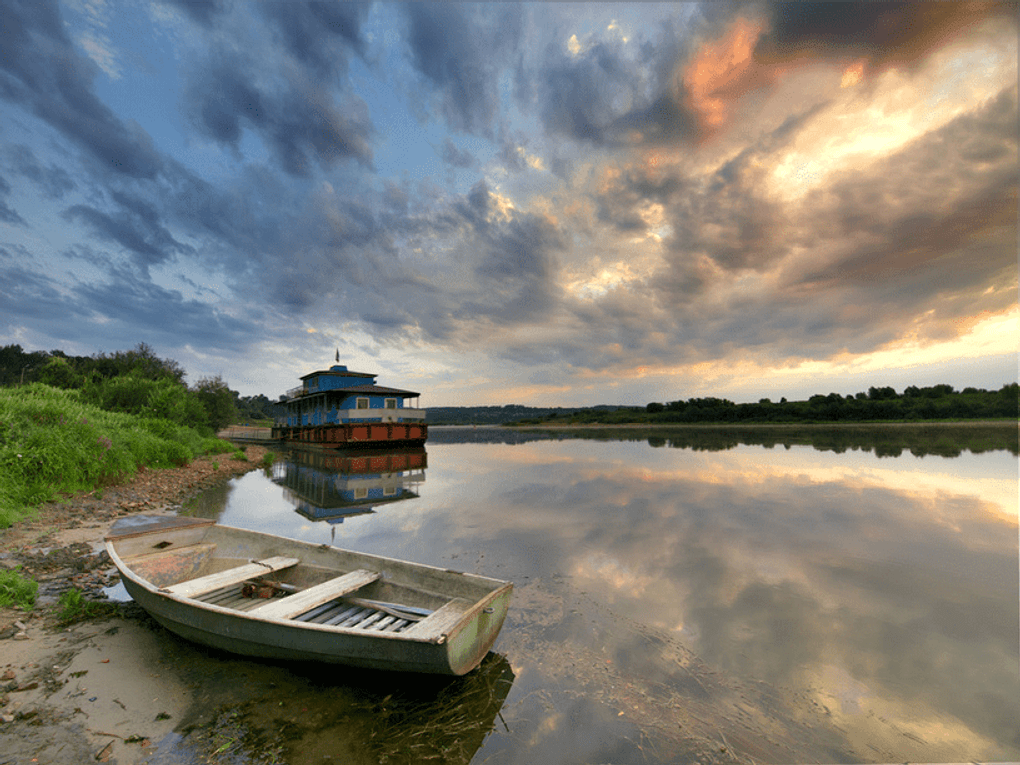 Рассвет в городе. Таруса, Калужская область. Фотография: Liseykina / фотобанк «Лори»