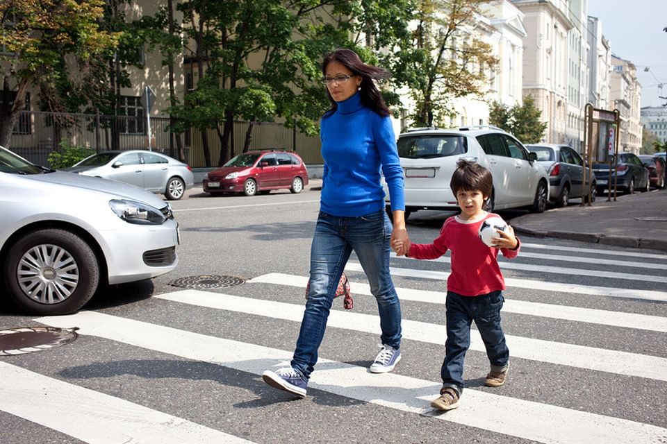 Движение против автомобилей. Мама с ребенком переходят дорогу. Дети пешеходы. Дети на дороге. Дети переходят дорогу.