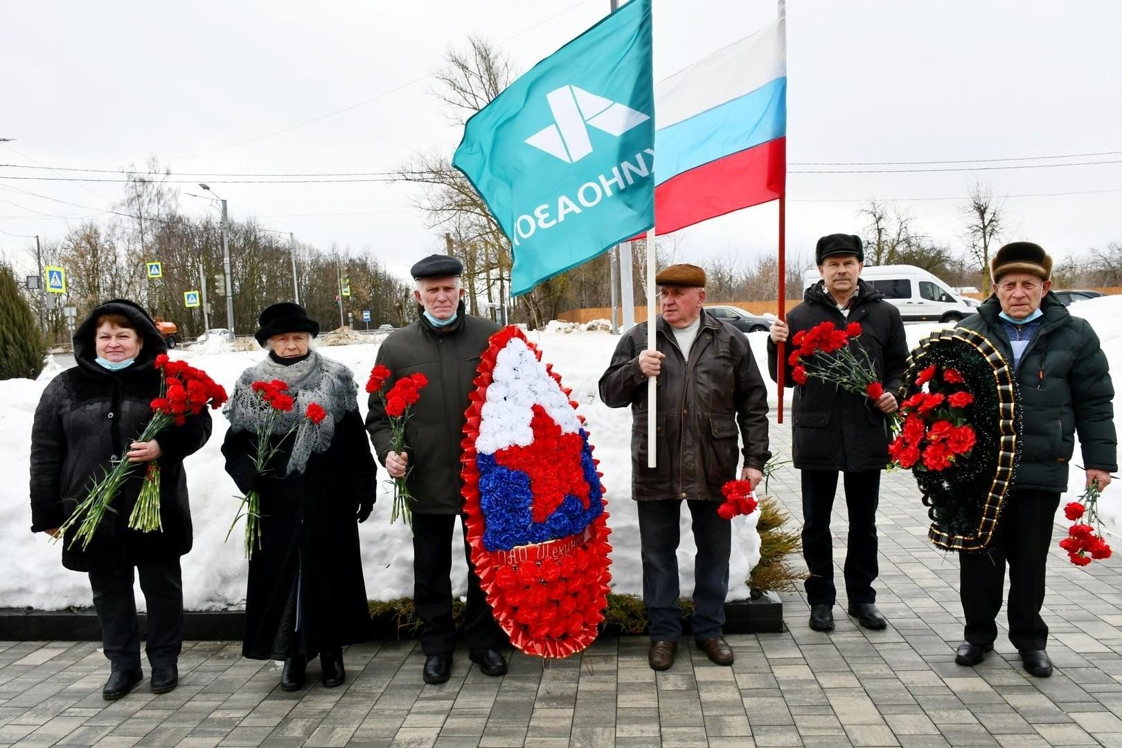 Митинг у памятника 2023. Памятник Скорбящий воин. Слава защитникам Родины 2023. С днем защитника Отечества 2023 год. Скорбящая памятник фото.