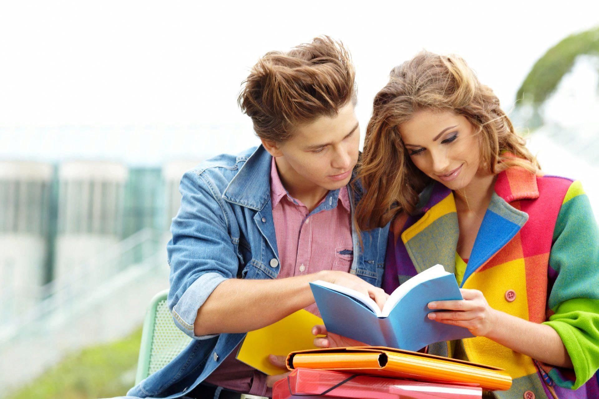 Что читает современная молодежь. Молодежь и книга. Чтение подростки. Юноши и девушки. Влюбленные студенты.