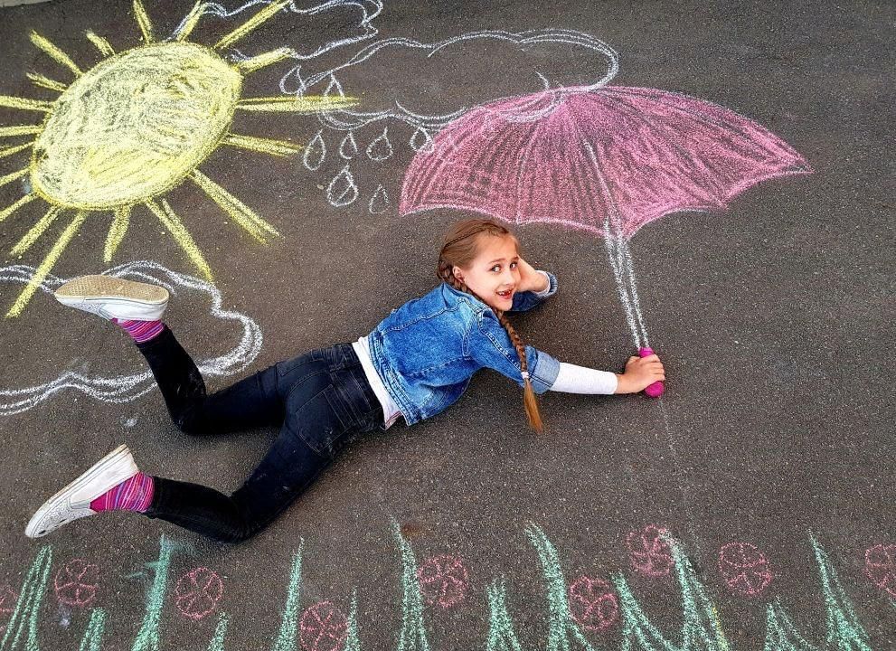Фото дети рисуют на асфальте