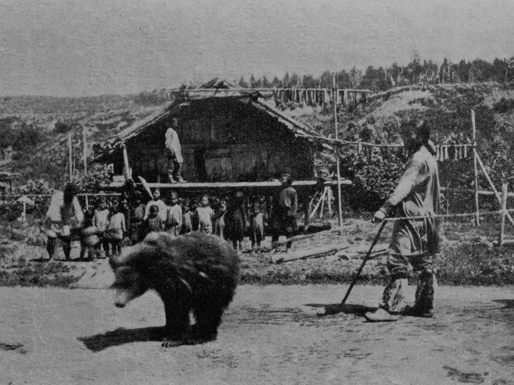 Медвежий праздник. 1903. Фотография: <a href="https://commons.wikimedia.org/wiki/File:V.M._Doroshevich-Sakhalin._Part_II._Nivkh_Amusement.png" target="_blank" rel="noopener">commons.wikimedia.org</a>