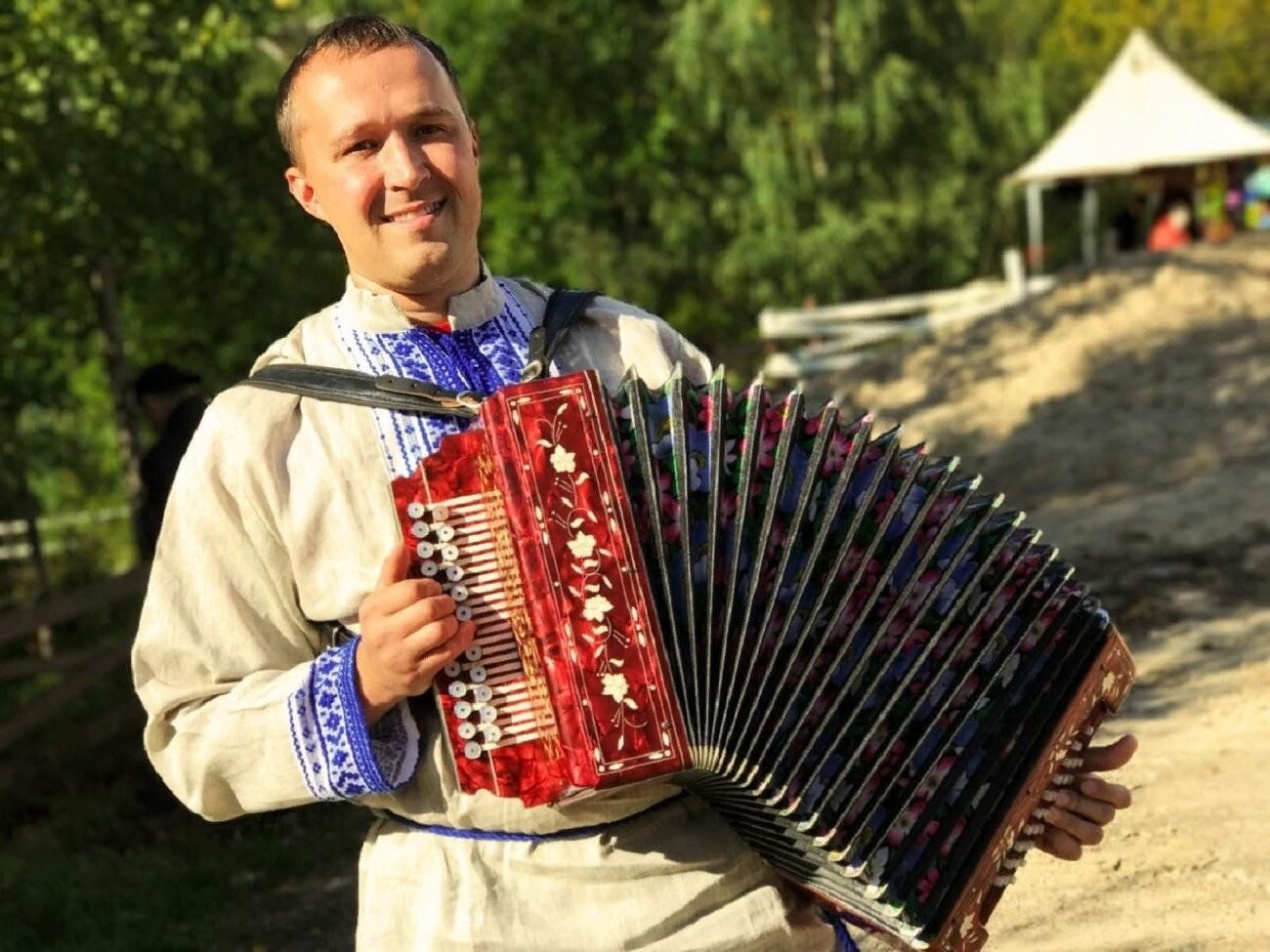 Старая песня гармонь. Гармонист «русские частушки» Коростень.