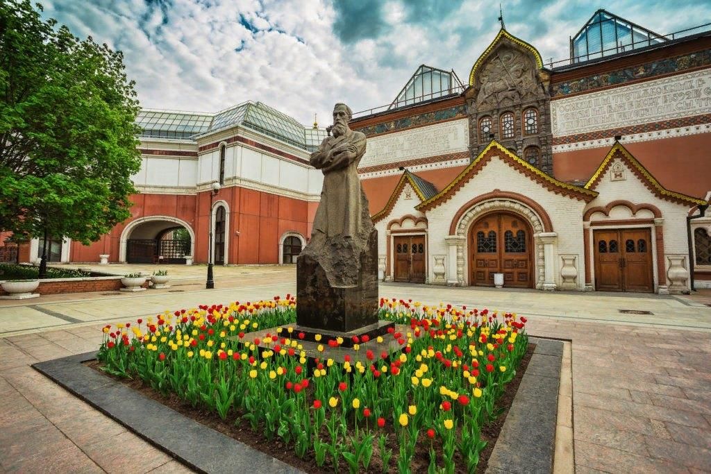 Красные тюльпаны зацвели у Третьяковской галереи