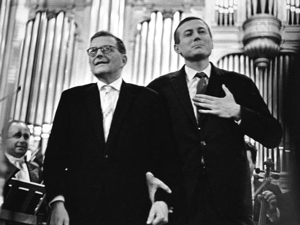 Евгений Евтушенко (справа) и композитор Дмитрий Шостакович на премьере Тринадцатой симфонии в Большом зале Консерватории. Москва, 1962 год. Фотография: Виктор Ахломов / Мультимедиа Арт Музей, Москва