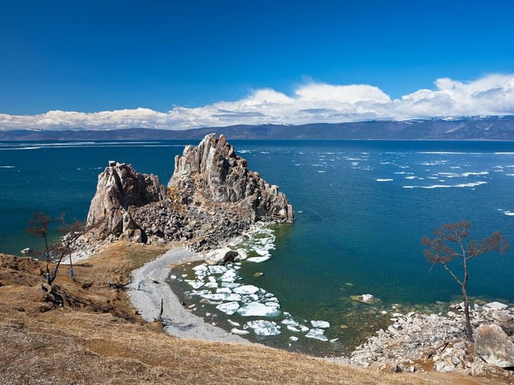 Льдины у скалы Шаманки. Озеро Байкал, Иркутская область, Республика Бурятия. Фотография: Виктория Катьянова / фотобанк «Лори»