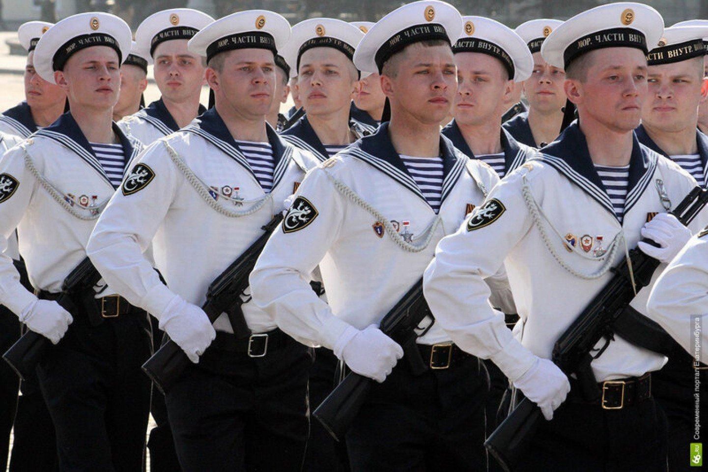 Песня морпехов. Бескозырка матроса ВМФ РФ. Гюйс моряка ВМФ России. Три полоски на гюйсе у моряков. Парадная форма ВМФ срочника.