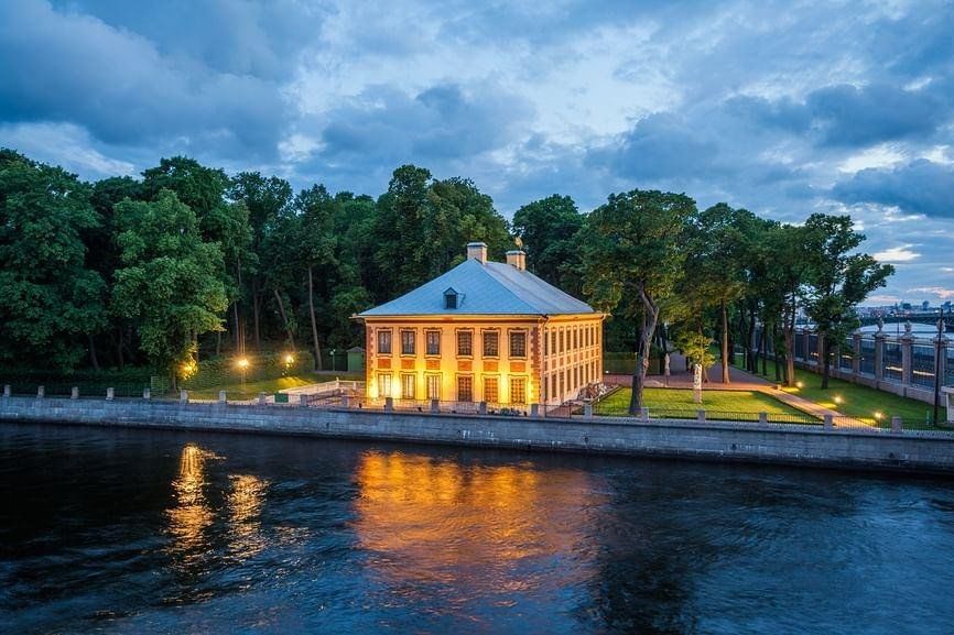 Первым видом. Летний дворец Петра i в Санкт-Петербурге. Летний дворец Петра 1 в летнем саду. Летний домик Петра 1 в Санкт-Петербурге. Летний дворец Петра i, Архитектор д. Трезини;.