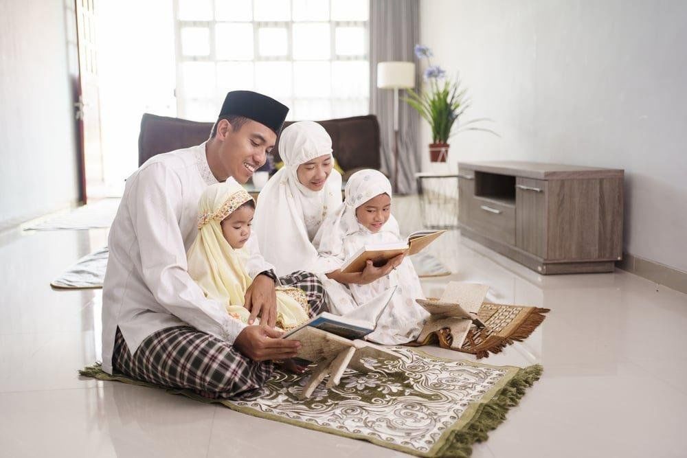 Лучшие качества мусульманина. Мусульманская семья. Мусульманская семья с детьми. Счастливая мусульманская семья с детьми. Счастливый мусульманский ребенок.