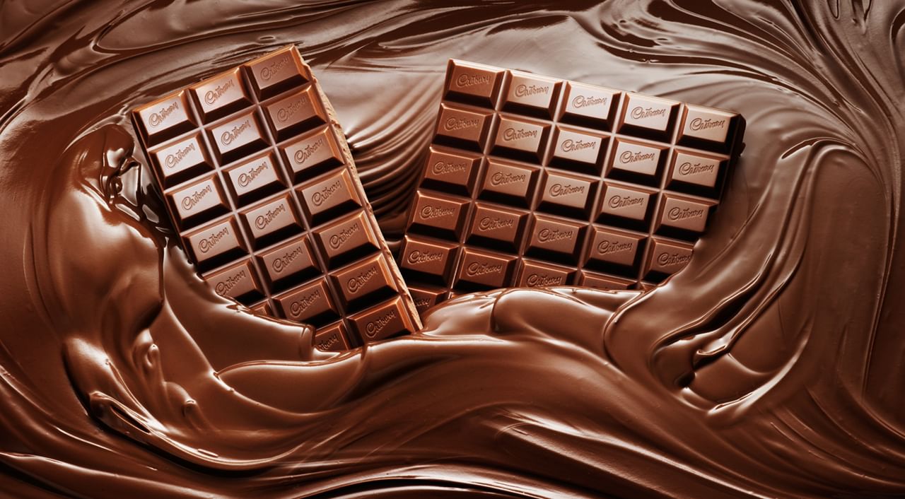 Красивая плитка шоколада. Тающая плитка шоколада. Море шоколада. Шоколад фон. Сладкая шоколадка фабрика звезд