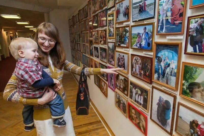 экскурсия в музее. третьяковская галерея посетители. посещение музея. посещение музея. экскурсия в музее.