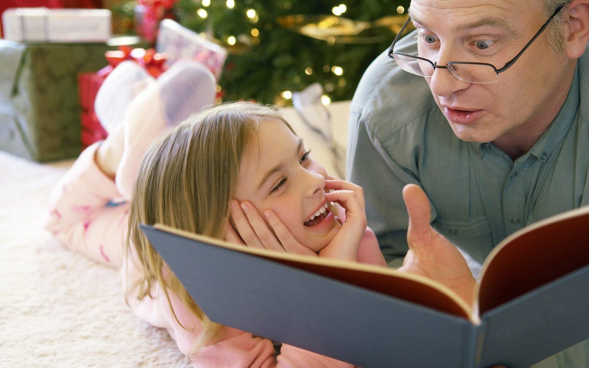 Read together. Родители читают книгу ребенку. Чтение для детей. Совместное чтение родителей с детьми. Чтение сказок.