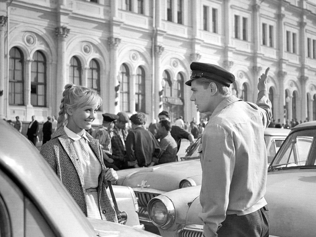 Светлана Савелова в роли Иры и Алексей Кузнецов в роли таксиста Сергея Никитина в художественном фильме Виллена Азарова «Зеленый огонек» (1964)