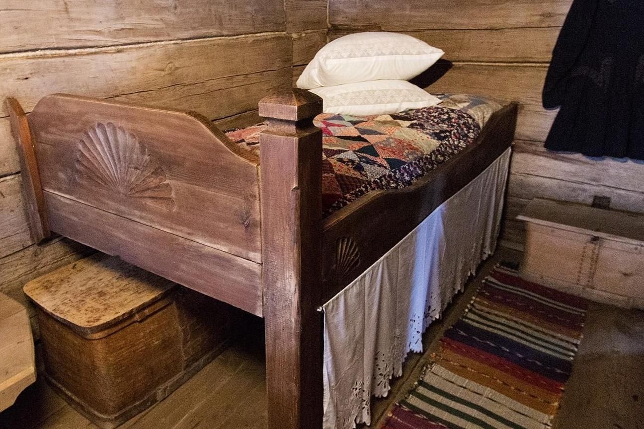 Старая деревянная кровать детская