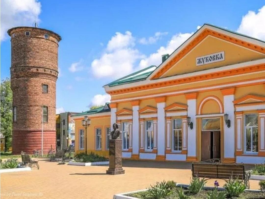Станции брянск жуковка. Вокзал Жуковка Брянская область.