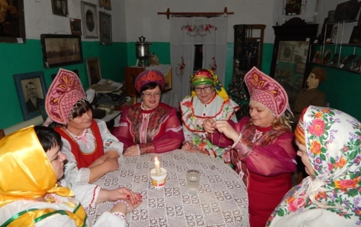 деревенские посиделки. воспитатель детского сада в деревне. крещенские посиделки для пожилых. крещенские посиделки.