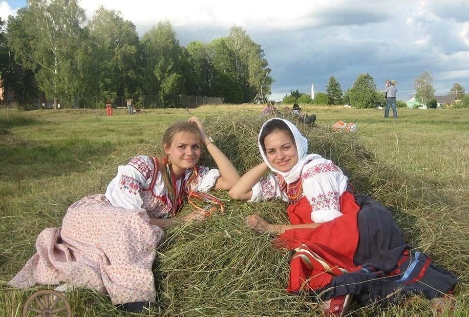 Вышли из деревни. Сельские подруги. Деревенский образ жизни. Деревенские подружки. Сельская женщина с детьми.