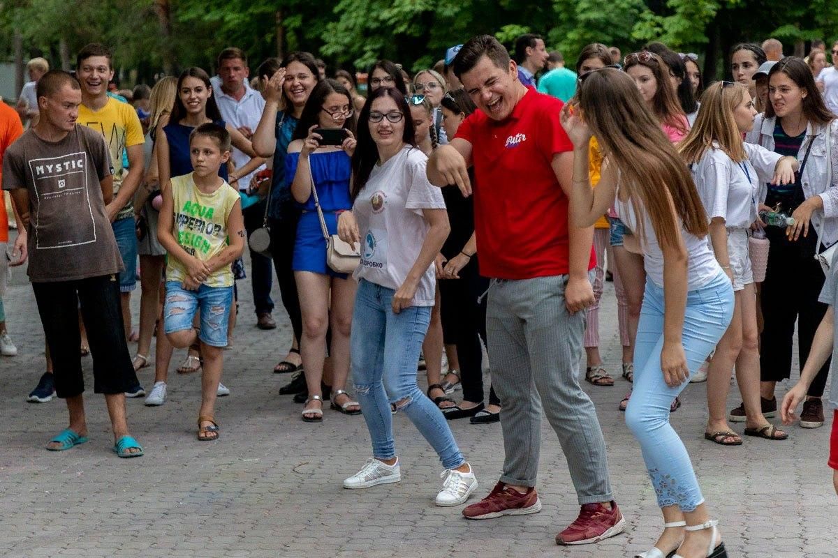 Русское молодежное. С праздником молодежи. Молодежь с днем молодежи молодежь. Молодежь празднует. День молодежи на улице.