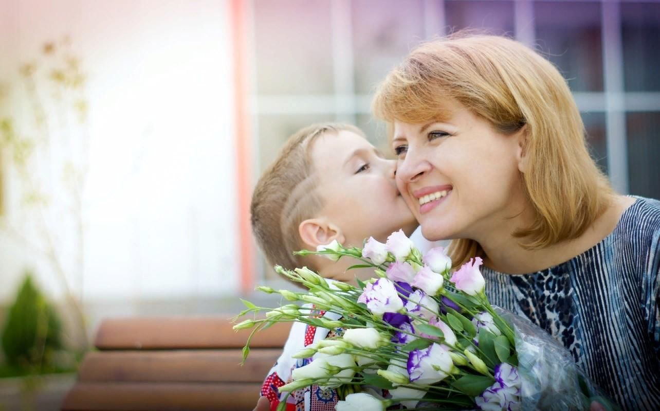 П про мама. Мама благодарит ребенка. Мама картинки. Дети благодарят родителей. Скажи спасибо маме ребёнок.