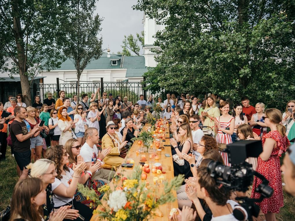 Сцена из спектакля Ангелины Засенцевой «Большое выксунское чаепитие», «Выкса-фестиваль», 2024