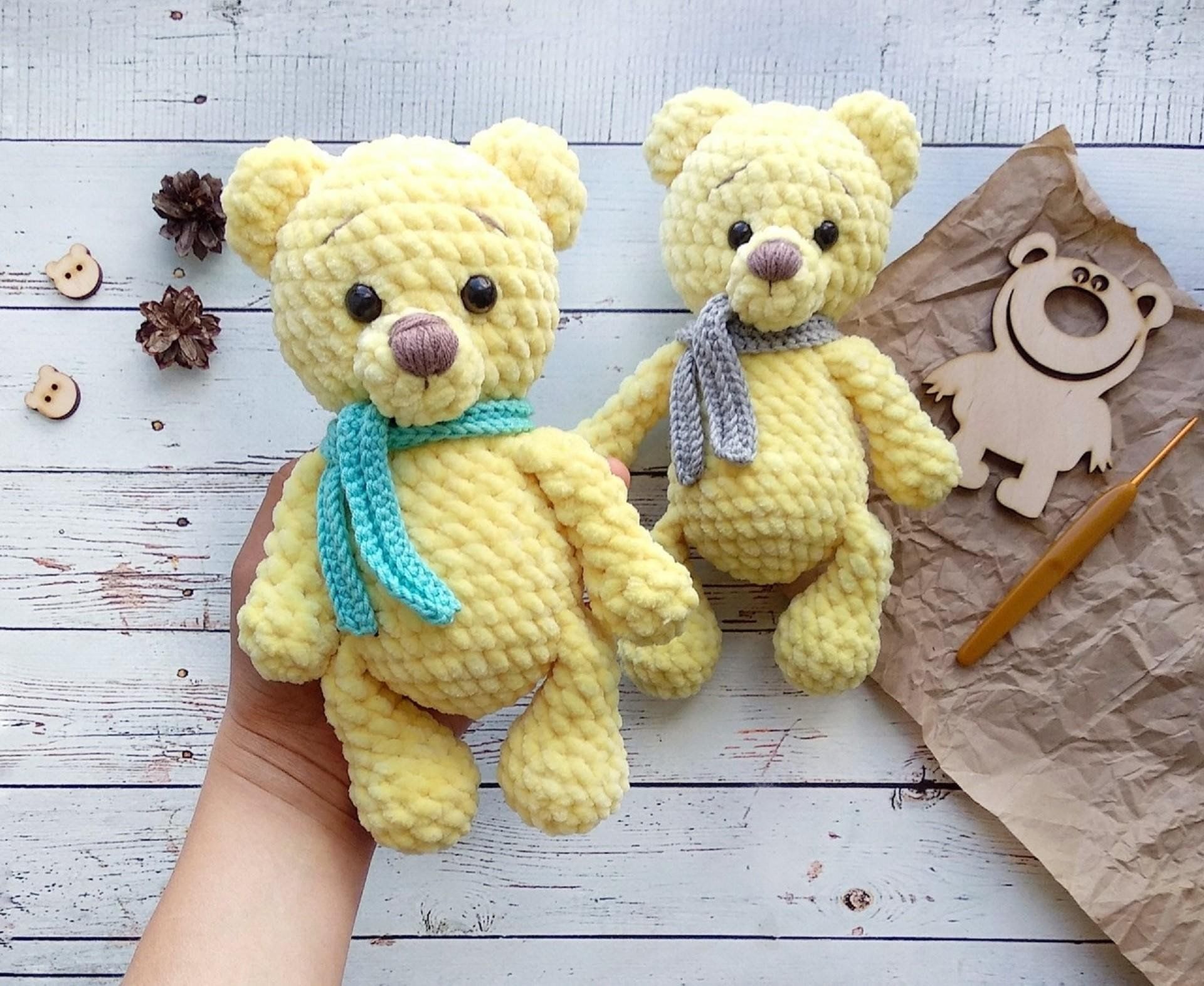 Вязаные игрушки мишки. Плюшевый мишка амигуруми. Mishka Amigurumi мишка. Мишка из плюшевой пряжи. Игрушки из пряжи мишка.