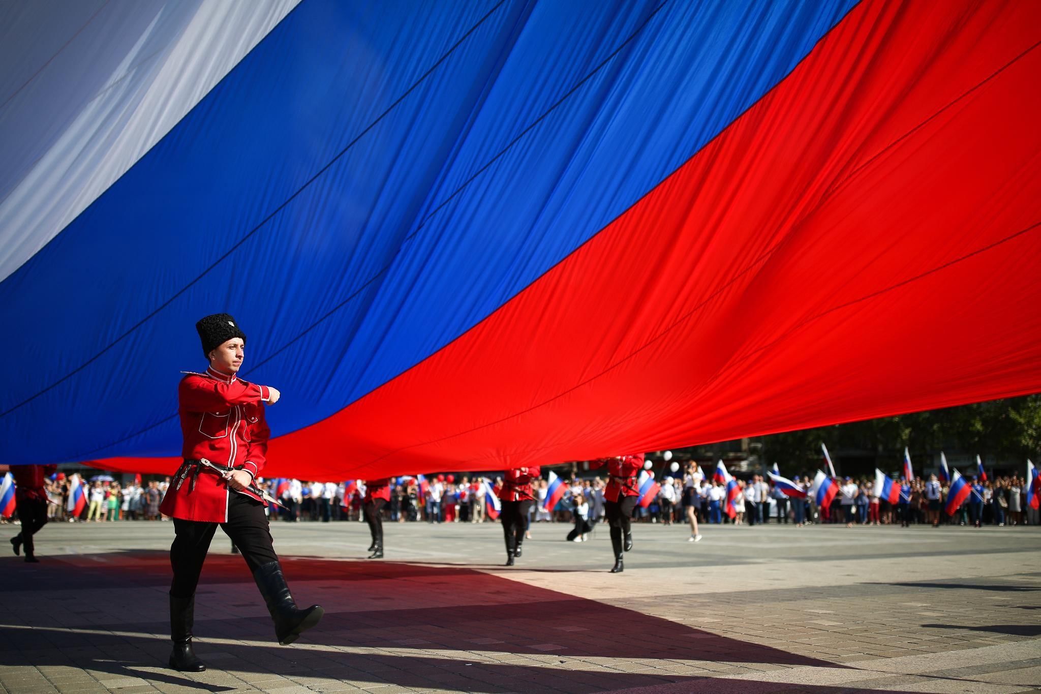 Государственный праздник день. Празднование дня флага. Казаки с российским флагом. День флага России. Казаки с флагом России.