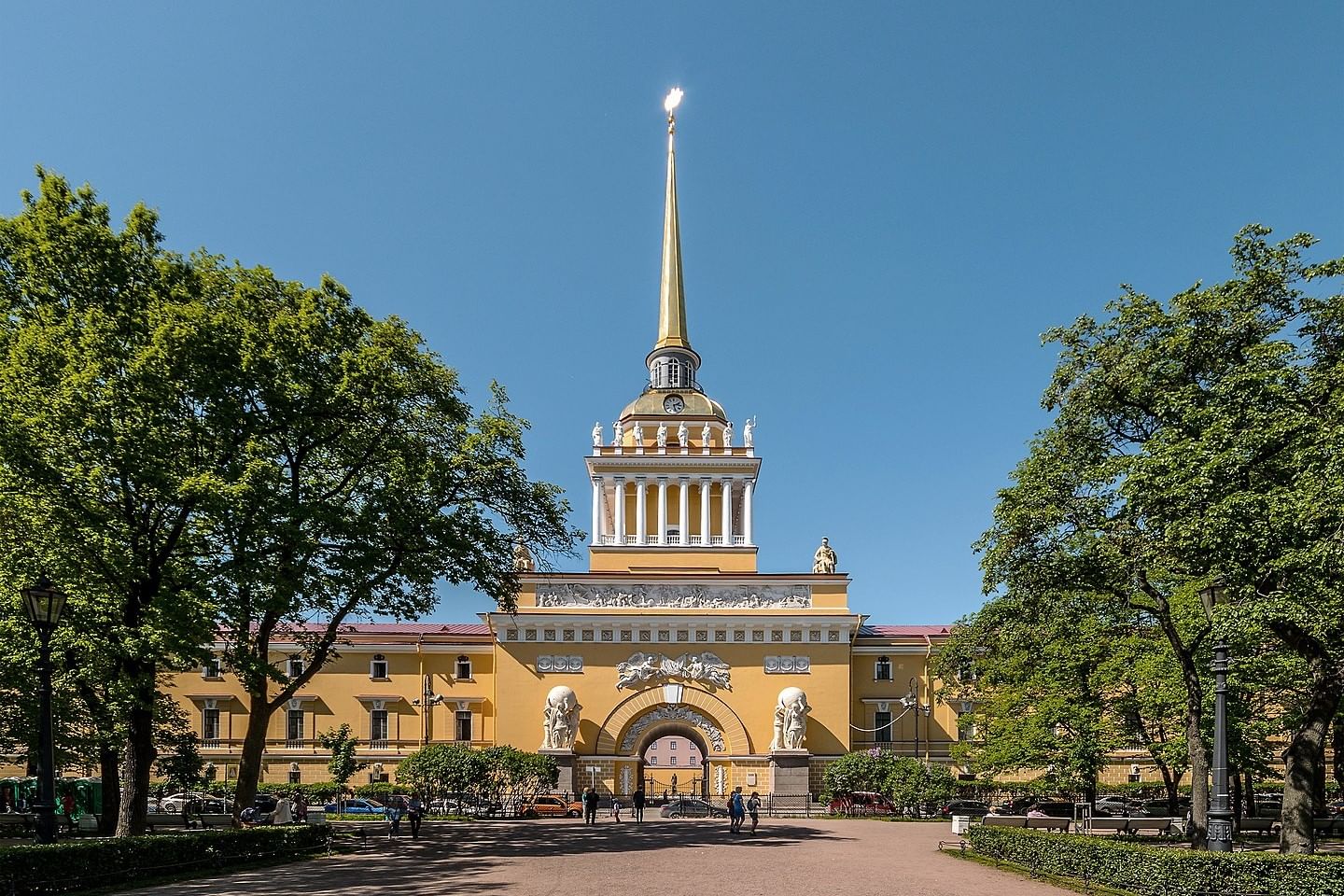 Адмиралтейство: факты из истории создания, о шпиле и скульптурах,  фотографии.