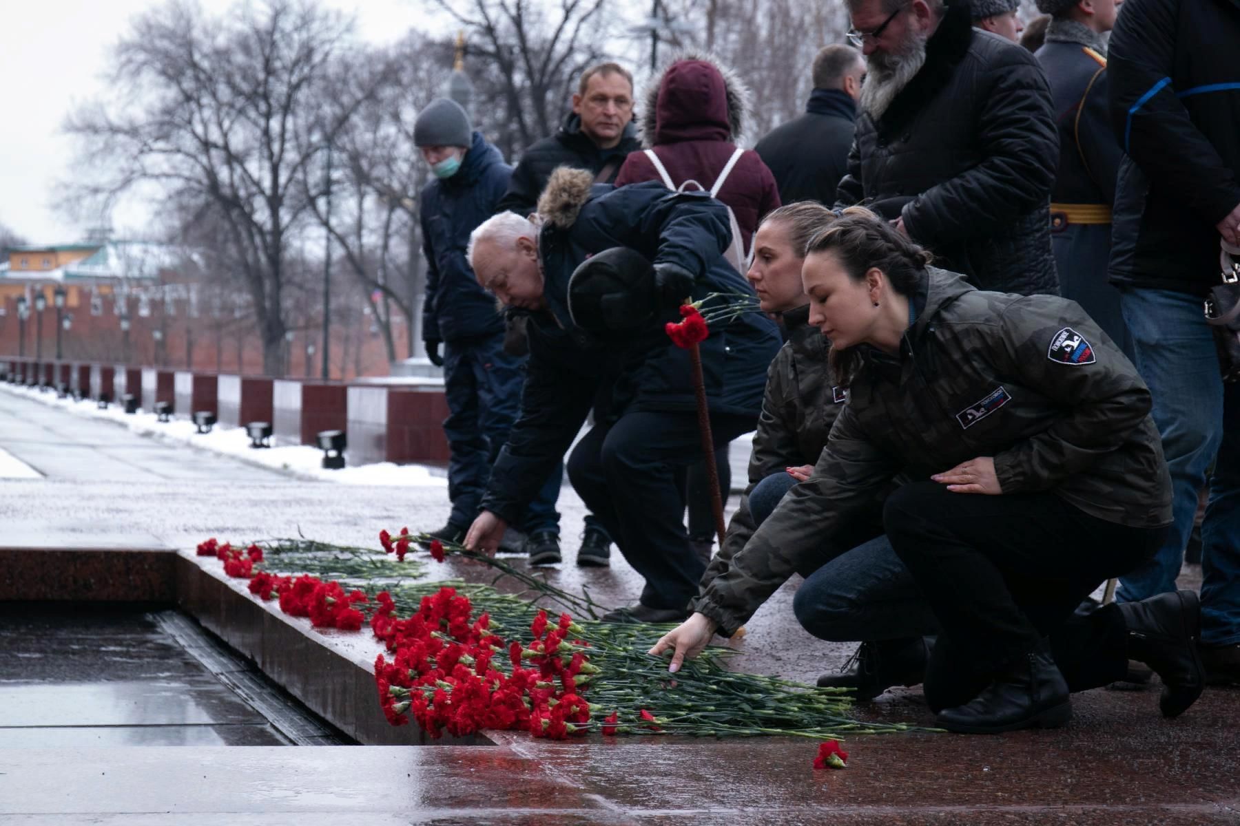 Возложение цветов сегодня. День неизвестного солдата возложение. Возложение венков к могиле неизвестного солдата. Возношение цветов к могиле неизвестного солдата. Возложение цветов к могиле неизвестного.