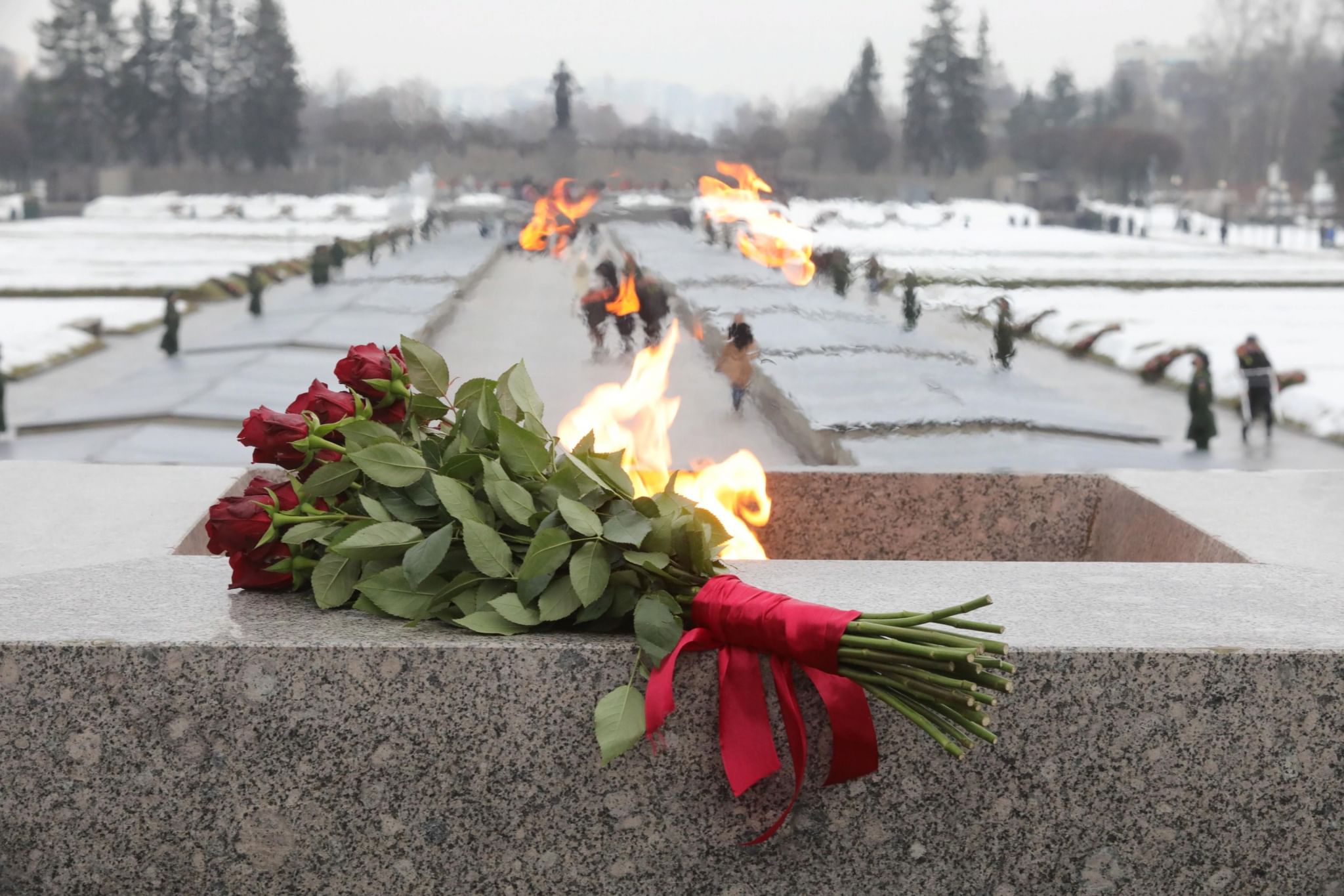 27 января дни памяти. Вечный огонь на Пискаревском кладбище. Пискаревское кладбище блокада Ленинграда. Пискарёвское мемориальное кладбище огонь. Вечный огонь Ленинград Пискаревское кладбище.