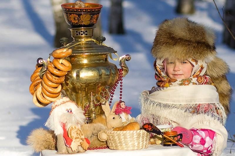 Картина женщина с самоваром и баранками